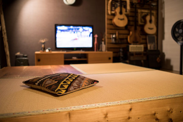 モダンなお部屋と国産い草の畳表の融合