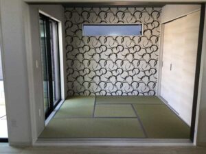 おしゃれな壁紙と国産畳のお部屋