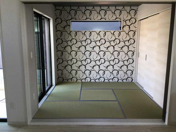 おしゃれな壁紙と国産畳のお部屋