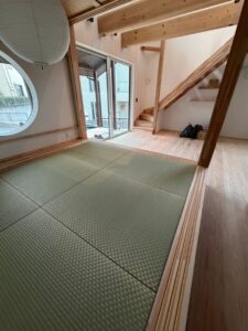 市松表の国産畳の小上がりスペース