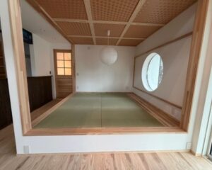 市松表の国産畳の小上がりスペース