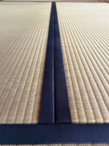 無地の紺色の畳縁と国産い草の国産畳