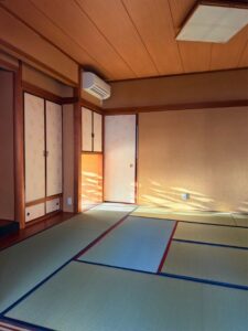 無染土い草の国産畳と色鮮やかな大宮縁の和室