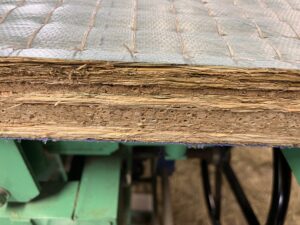 何層にも敷き詰められているクッション性豊かな藁床