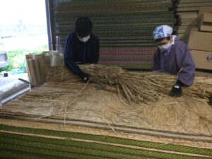 何層にも敷き詰められているクッション性豊かな藁床