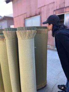 無染土い草の香りを嗅ぐ