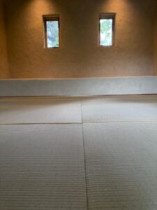 い草ヘリなし畳と漆喰の自然素材の和室