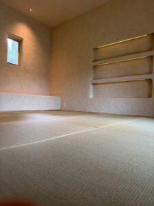 い草ヘリなし畳と漆喰の自然素材の和室