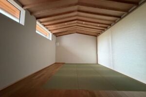 自然素材にこだわるでんホーム様が依頼していただいたい草のヘリなし畳の和室