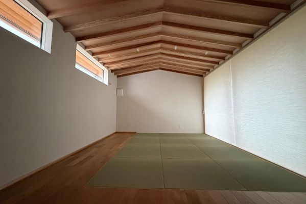 自然素材にこだわるでんホーム様が依頼していただいたい草のヘリなし畳の和室