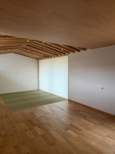 自然素材にこだわるでんホーム様が依頼していただいたい草のヘリなし畳の和室